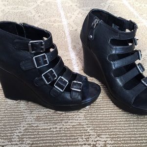 Vera Wang buckled up sandal